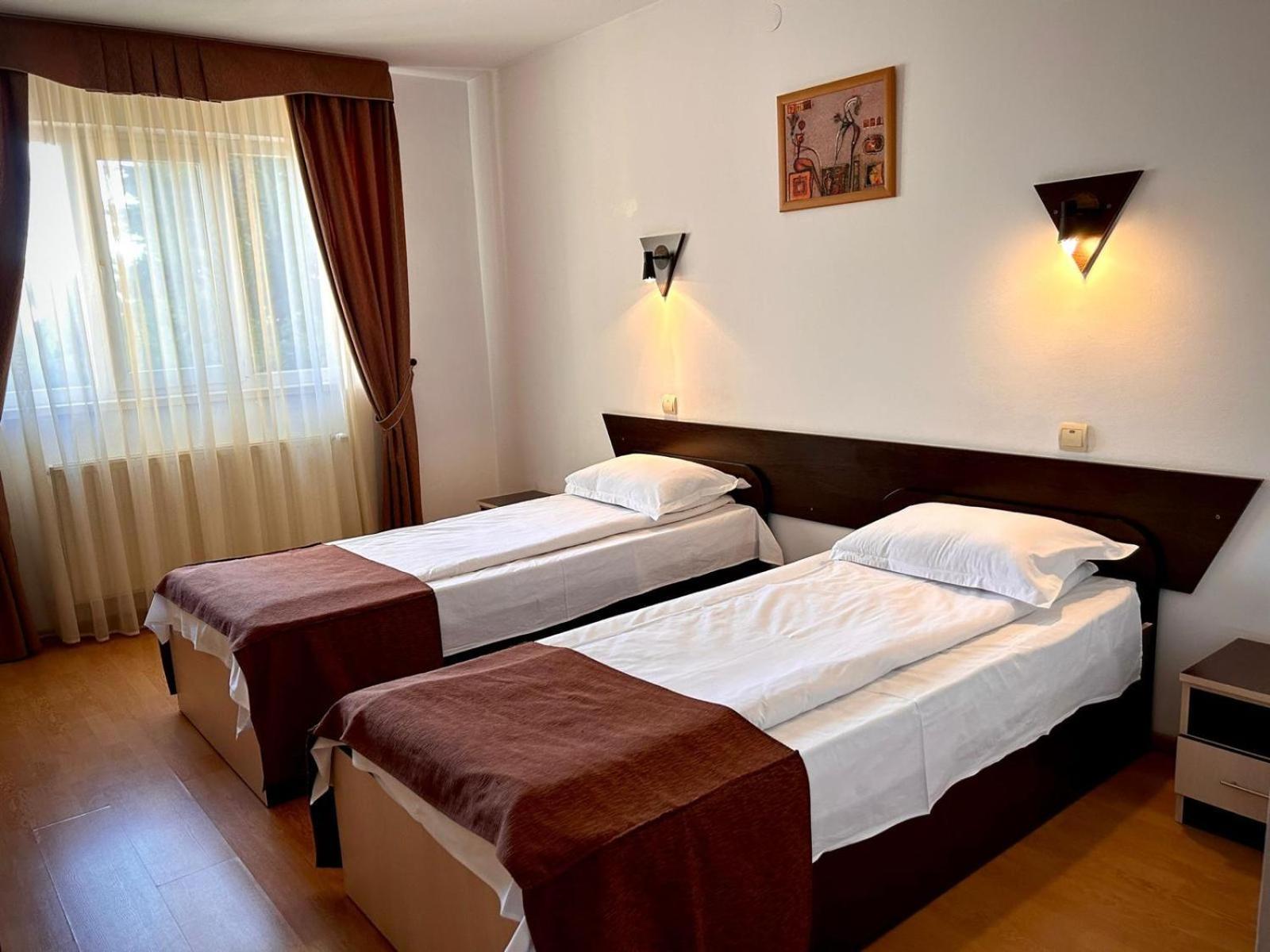 Hotel Levisticum Бакэу Экстерьер фото