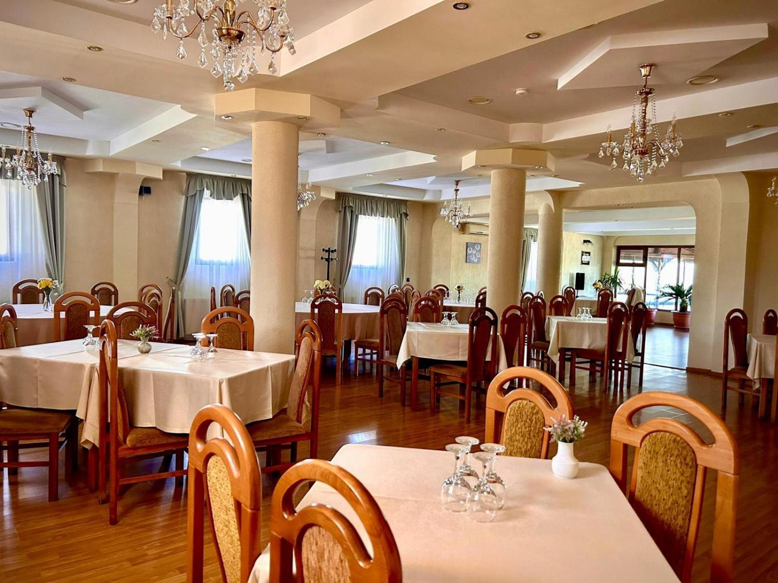 Hotel Levisticum Бакэу Экстерьер фото