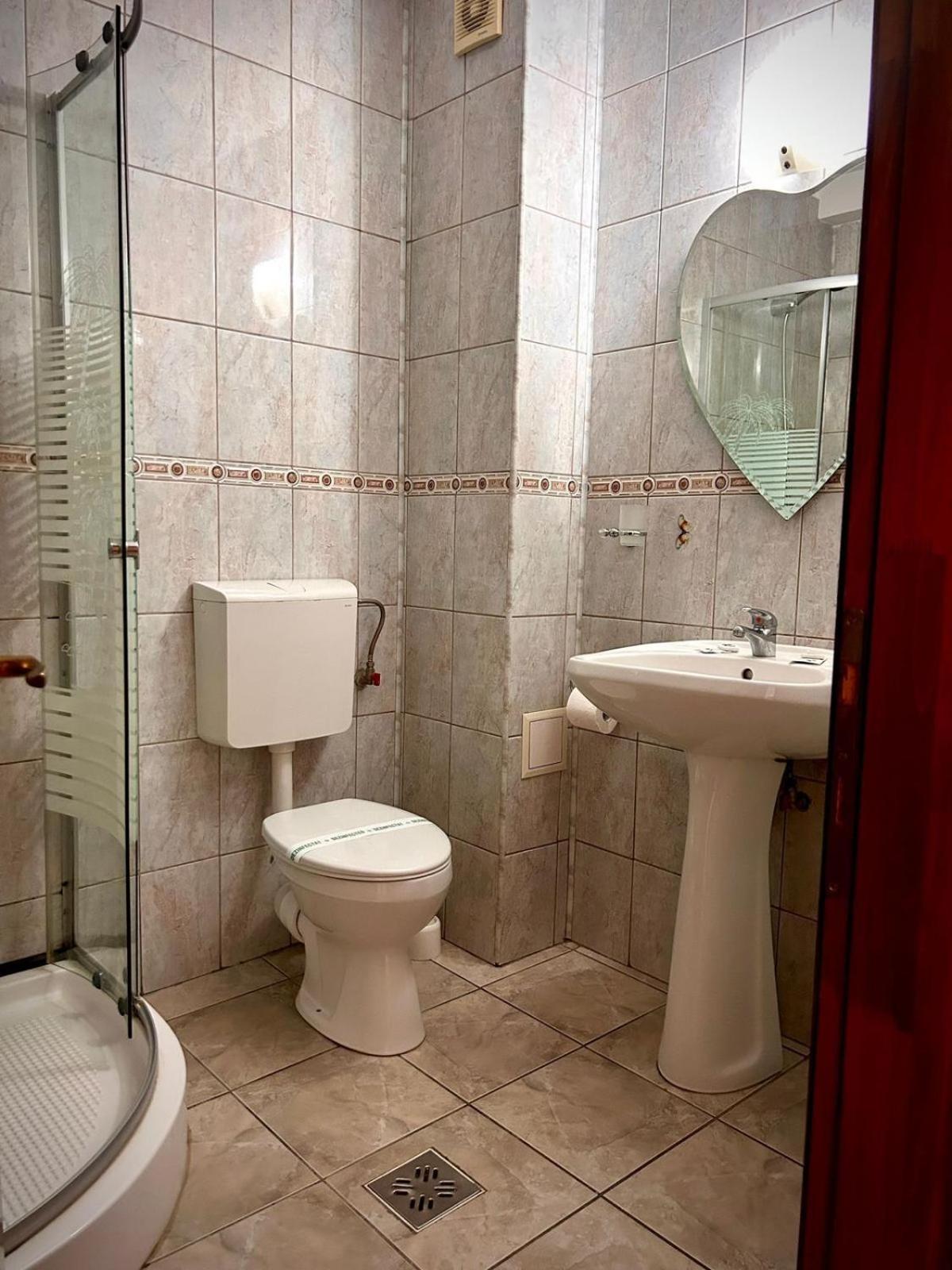 Hotel Levisticum Бакэу Экстерьер фото